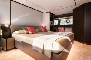 Ferretti860-9